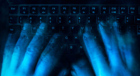 Dłonie i klawiatura trolling internetowy