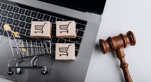 Komputer, symbol e-commerce i symbol prawa