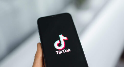 smartfon z logo TikToka