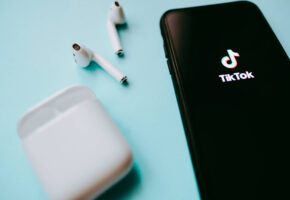 słuchawki, smartfon z logo TikToka
