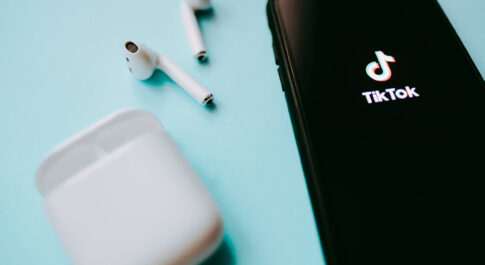 słuchawki, smartfon z logo TikToka