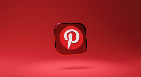 logo Pinteresta na czerwonym tle