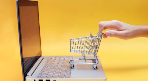 Komputer i wózek zakupowy e-commerce