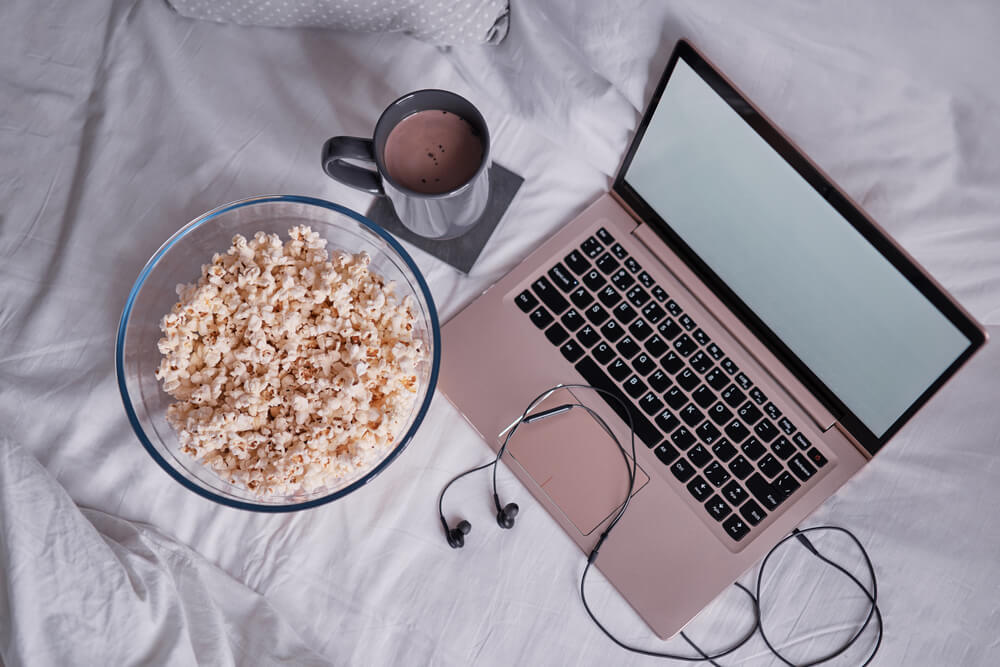 laptop, kawa oraz popcorn